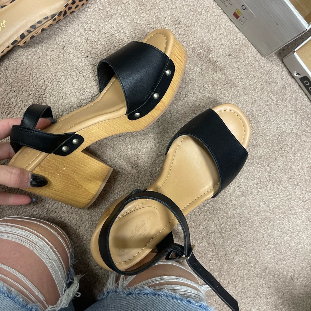 Universal Thread Black Platform Sandals